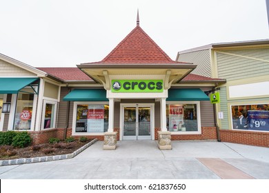 crocs store woodbury commons