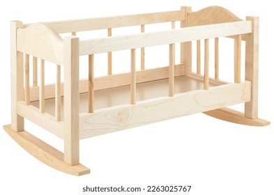 Cama de madera con un fondo blanco. Una cuna de juguete para muñecas. El marco de una cabaña, el mobiliario de una habitación para niños.