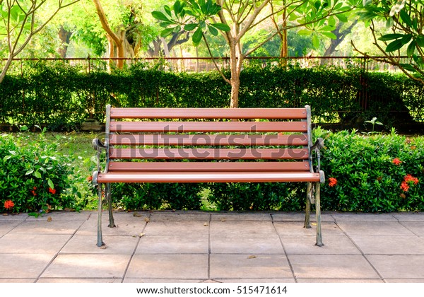 市の公園の木のベンチ の写真素材 今すぐ編集
