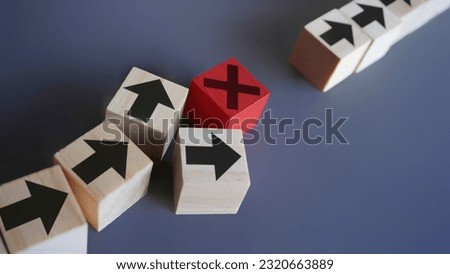 Wooden blocks with arrow and error icon. Delays and disruptions, stop the process, critical error concept