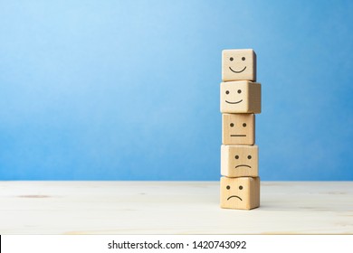 Holzblöcke mit dem Symbol für das fröhliche Gesicht Lächeln auf dem Tisch, Bewertung, Erhöhung der Bewertung, Kundenerfahrung, Zufriedenheit und bestes Leistungsbeurteilungskonzept mit Kopienraum-Kopienraum