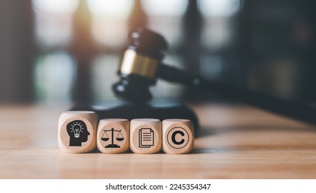 bloques de madera y gavel del juez de Wooden sobre la mesa, concepto de derechos de autor o protección de patentes de propiedad intelectual de la declaración de infracción de derechos de autor Innovaciones legítimas