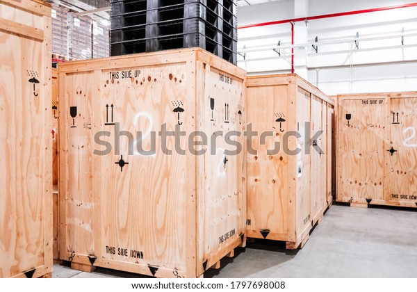 Wooden boxes in the
warehouse. Boxes out of wood for packing industrial machinery.
Warehousing. Packaging of finished products of the plant. Sale of
packaging materials.