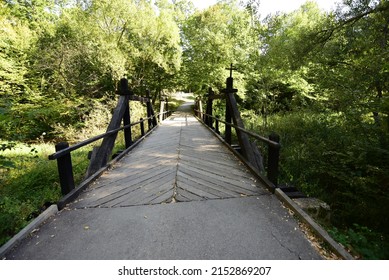 The wooden bridge is the oldest type in the history of bridge construction. From the tree trunks perched above a stream, the bridge has been perfected to the bridge on lattice poles or beams