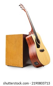 Cajón de madera y guitarra aislados sobre fondo blanco