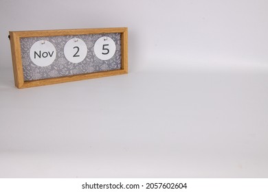Wooden calendar block on a white background saying the date November 25th which is the US national holiday of Thanks Giving