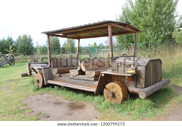 Wooden car. Wooden wagon. Decorative decorations\
in the park\
