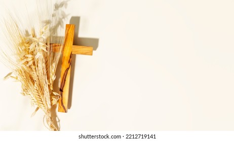 Wooden Crucifixion With Bouquet Of Wheat And Rye On Light Background With Copy Space. Religion Background Suitable For Faith Religion, Christian Holidays, Easter, Redeemer, The Feast Of Corpus Christi