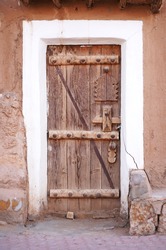 Wooden Door Built Into Mud Wall - Old Traditional Wooden Door In Shaqra, Riyadh, Saudi Arabia