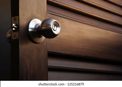 деревянная дверь с грилем, ручка двери из нержавеющей стали или ручка на деревянной двери в красивом освещении