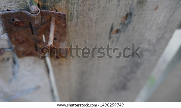 wooden door and rusty door\
hinge
