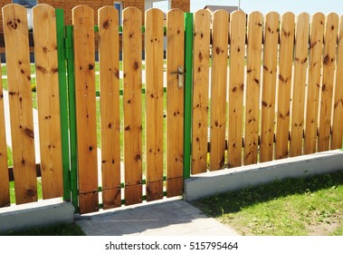 Wooden Fence Door. Wood Fence Gates - Wood Fencing. 