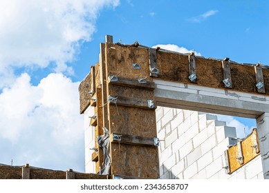 Wooden formwork made of shuttering boards of the gable wall rim and lintels.