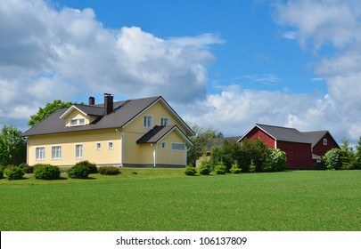 Holzhäuser und Bauernhäuser auf dem Land. Sonniger Sommertag
