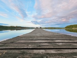 Holzsteg, Der In Einen Schwedischen See Mündet. Naturaufnahmen Aus Der Skandinavischen Landschaft