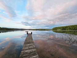 Holzsteg, Der In Einen Schwedischen See Mündet. Naturaufnahmen Aus Der Skandinavischen Landschaft