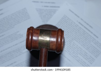 Wooden judges gavel, close up.
 hak, hukuk,adalet. hakim tokmağı.  adalet terazisi. mahkeme, adliye. hakim. savcı.avukat  suçlu, sanık, müvekkil.dosya.dava, boşanma
