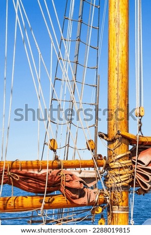 Wooden mast with rig on an old sailboat