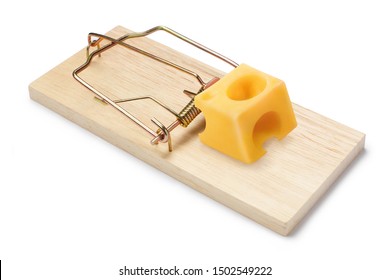 Pistola de ratones de madera con un trozo de queso, aislada sobre fondo blanco