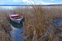 Wooden Old White Boat Dinghy Among The Reeds In Winter By The Lake. Igneada National Park, Mert Lake In Winter. Turkey. 2024. Dinghy Rests At Anchor In Quiet Water. Old Wooden Boat. Reeds And Boat.
