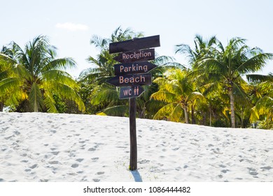 Wooden pointer to the beach