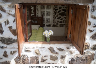 Imagenes Fotos De Stock Y Vectores Sobre Old Wooden Cabin Bed