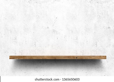 hölzernes Regal auf weißem Betonmauerhintergrund
