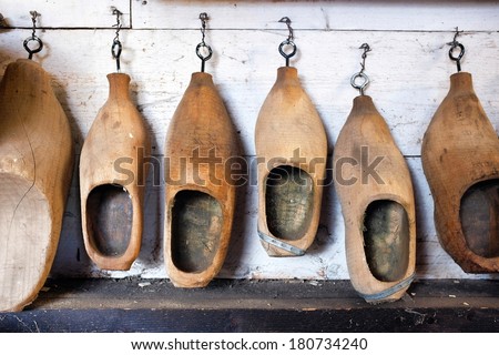 Wooden shoes in different sizes
