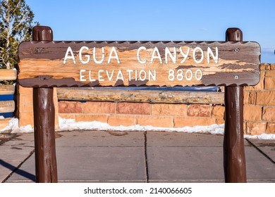 Wooden sign for Agua Canyon in Bryce Canyon National Park.