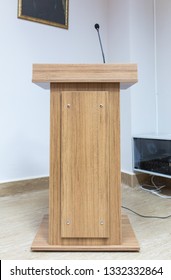 Holzsprachstand und Mikrofon im Konferenzraum