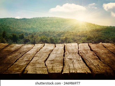Деревянный стол. Весенний дизайн с сосновым лесом и пустой дисплей. Место для монтажа