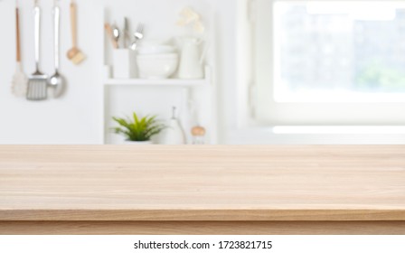 Mesa de textura de madera encima del fondo de la ventana de la cocina borrosa