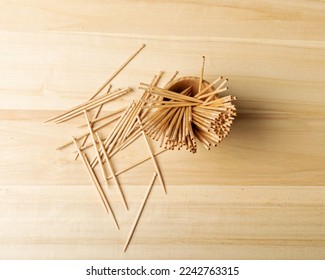 Toothpicks de madera sobre fondo de madera con espacio para copias, escopetas de dientes sin levadura, escopetas de dientes Top View Mockup con espacio para texto, banner de concepto de cuidado dental diario