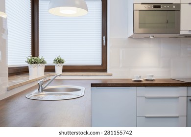 Holztäfelung in Küche im modernen Haus