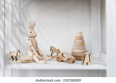 Des jouets en bois en bois naturel et respectueux de l'environnement sont disponibles dans la salle réservée aux enfants pour apprendre et jouer. Espace pour le texte. Copier l'espace