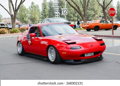 Woodland Hills, CA - Abril 5, 2015: Convertible Mazda Rx 7 Classic Car On Display At The Supercar Sunday Pre-1973 Muscle Car Event.