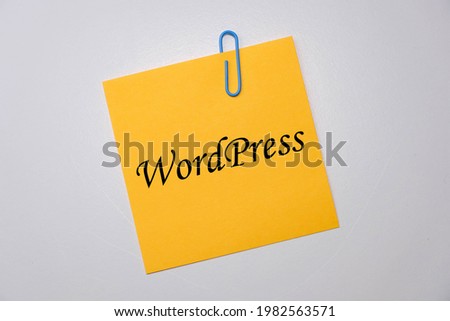 Wordpress text written on a sticky note