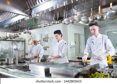 die Arbeit des Kochs in der Küche des Restaurants
