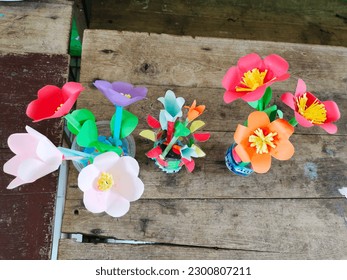 the work of grade 3 elementary school students in recycling plastic waste into a flower-shaped work as a decoration in class