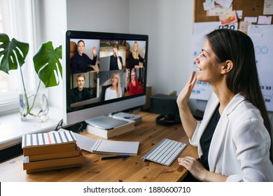 Arbeite von zu Hause aus. Business-Videokonferenzen. Frauen, die einen Videoanruf über Computer im Heimbüro führen. Geschäftsteam. Virtual House Party. Online-Team-Meeting-Videokonferenz Anruf von zu Hause