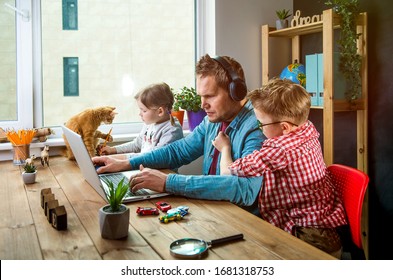 Arbeite von zu Hause aus. Der Mensch arbeitet auf einem Laptop, während Kinder herumspielen. Familie zusammen mit Hauskatze auf Tisch