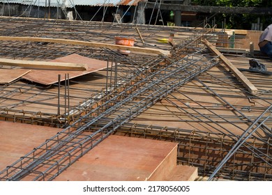 The Work Of Installing Slab Or Rebar Reinforcement That Is Still Messy