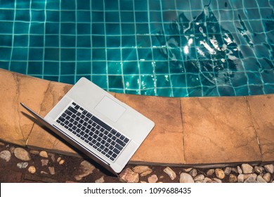 Work notebook laptop computer blank screen near swimming pool