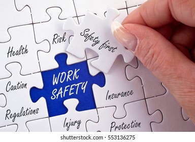 Arbeitssicherheit - Jigsaw-Konzept-Bild mit weiblicher Hand und Text