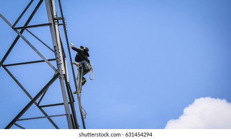 Worker Climbing On Transmission Line Tower Stock Photo 631454294 ...