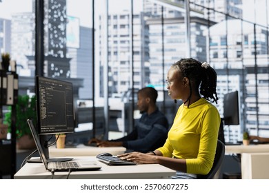 Codificação de funcionários de TI em linguagens de programação para construir algoritmos e criar aplicativos. Engenheiro de software desenvolvendo e mantendo bancos de dados e estruturas de dados no escritório