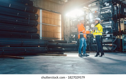 Arbeiter und Kunde in einem Logistiklager, das über einen Handschütz verfügt, um ein Geschäft abzuschließen