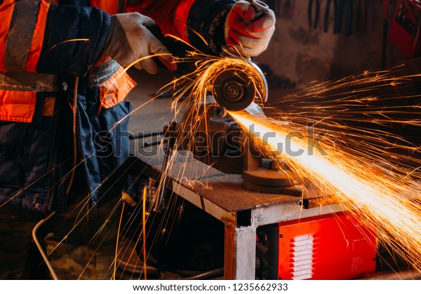 Arbeiter Schneiden Metall Mit Schleifmaschine In Stockfoto Jetzt Bearbeiten