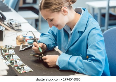 Mitarbeiter in der Elektronikfertigung Löten einer Komponente