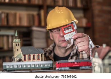 Worker / Engineer With A Train Model.
Perfect For A Building Website, For The Cover Of A Building Application.
For Time Management Applications, To A Construction Web.
